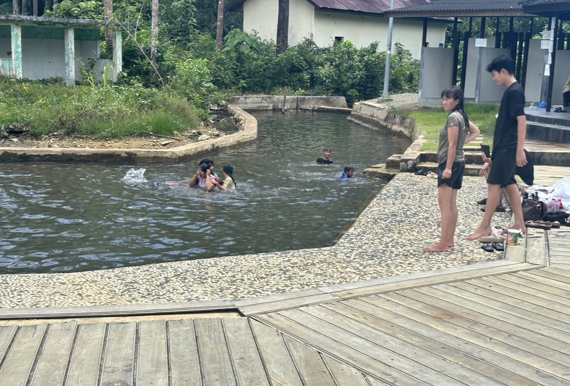 TINGKATKAN KENYAMANAN: Disbudpar Berau membenahi fasilitas Wisata Air Panas Pemapak Bapinang di Kecamatan Biatan, untuk meningkatkan kenyamanan pengunjung.