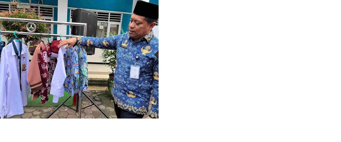 ILUSTRASI: Irfan Taufik, Kepala Disdikbud Balikpapan saat menunjukkan seragam gratis untuk siswa baru SD dan SMP negeri tahun lalu. (Dok)