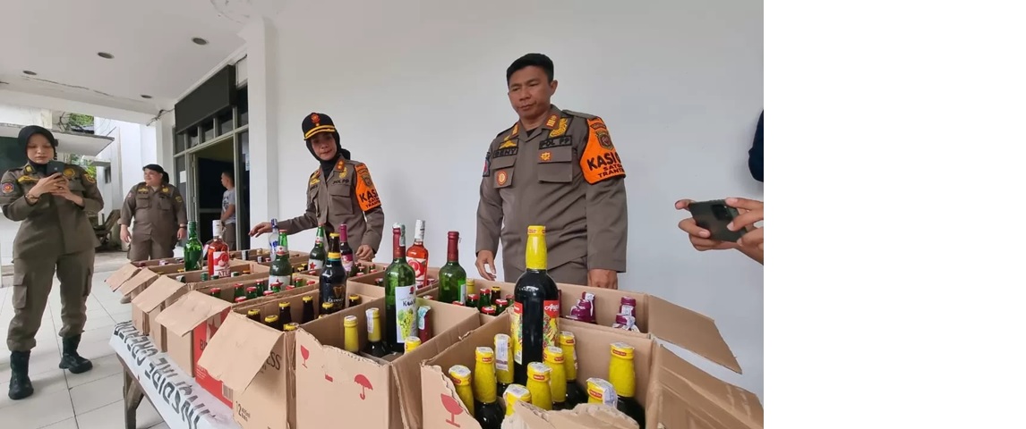 300 botol miras disita Satpol PP Samarinda di tiga toko kelontong di Kelurahan Selili, Kecamatan Samarinda Ilir. (kis)
