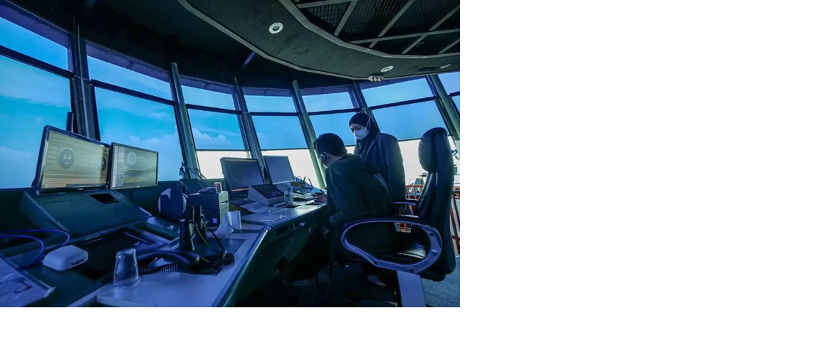 Sejumlah petugas Air Traffic Control (ATC) memandu pergerakan pesawat di Bandara Soekarno-Hatta. (Foto: Hanung Hambara/Jawa Pos)