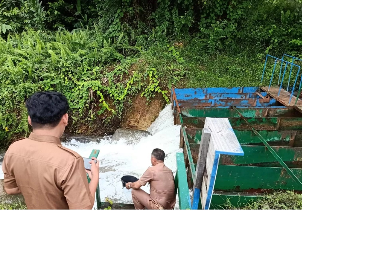 FAKTA: DLH Malinau langsung melakukakan pengecekan TP09 pasca video viral dugaan limah pencemaran. FOTO: DIPA/RADAR TARAKAN