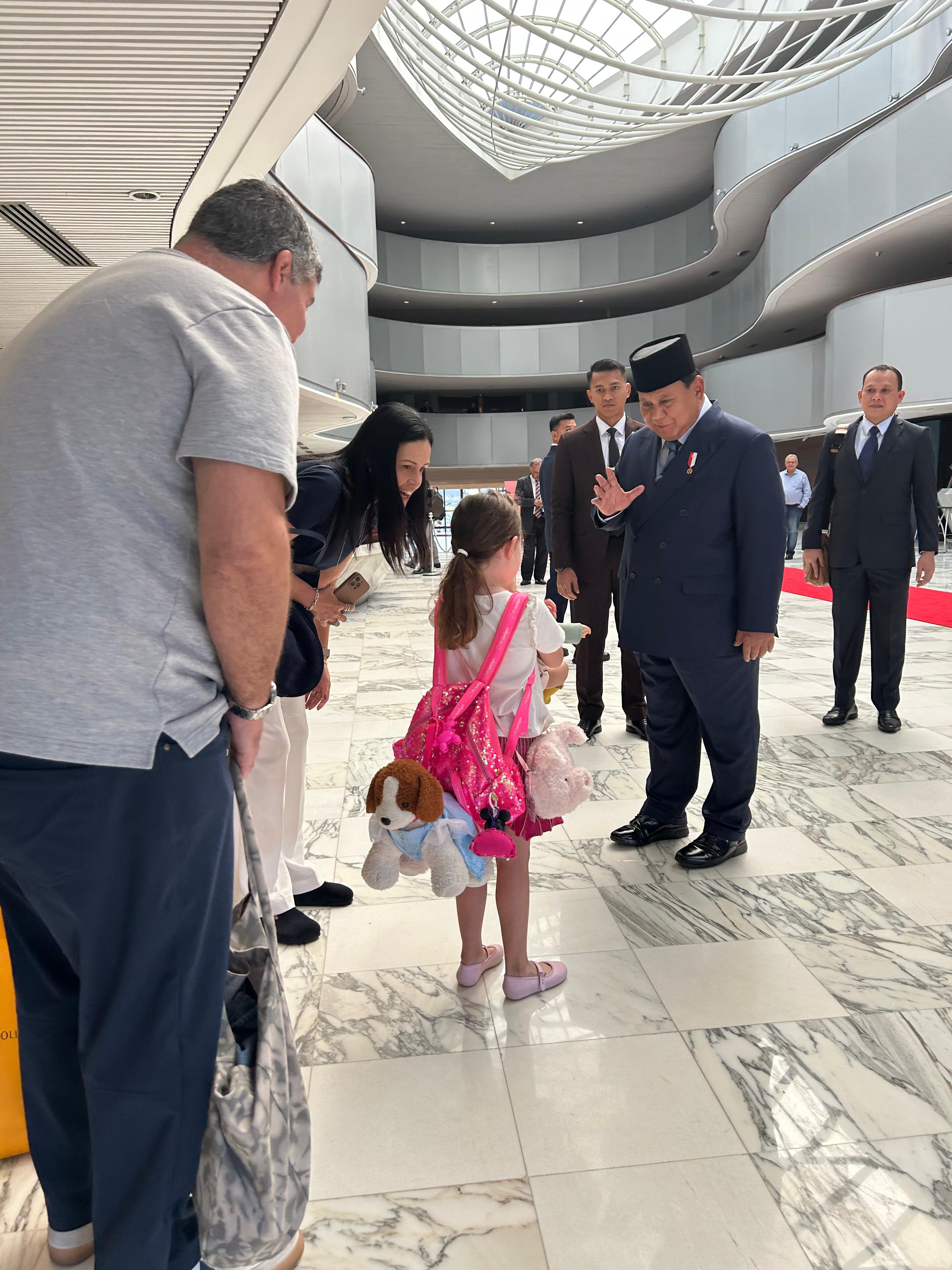 Prabowo berbincang dengan bocah asal Brasil.