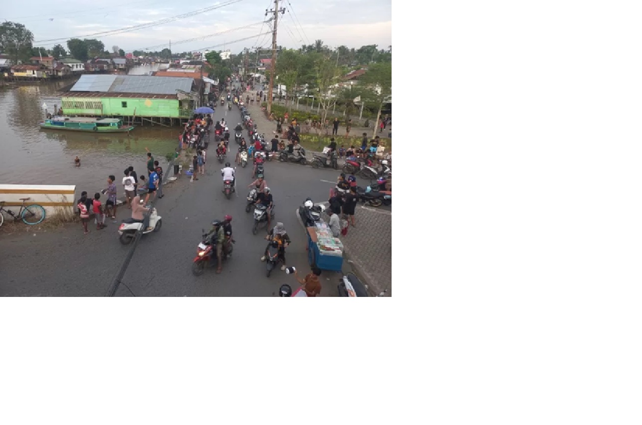 Anak anak bermain dan mengejar layangan di Banjarmasin.