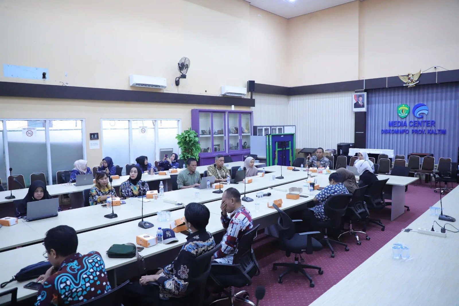 PRAMONEV: Khaidir dan Kadiskominfo Kaltim M Faisal dalam pertemuan dengan PPID Kabupaten Kota.