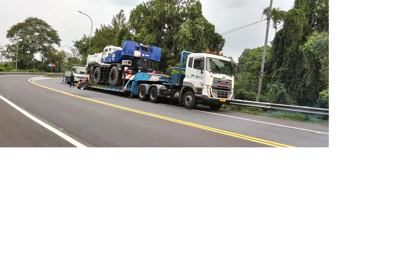 Angkutan alat berat dilarang lewat jalur darat dan diminta untuk menempuh jalur sungai atau laut.