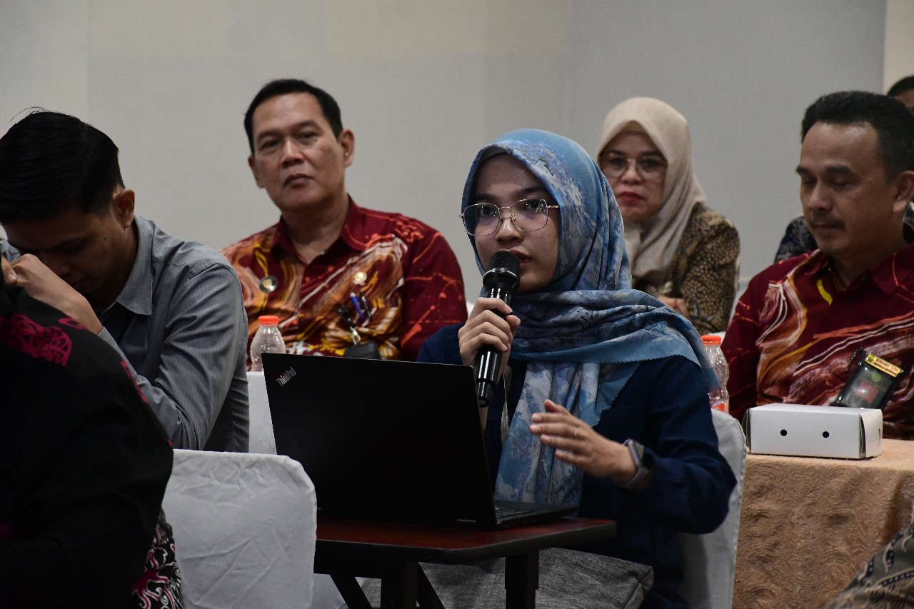 Peserta FGD bertanya kepada narasumber.