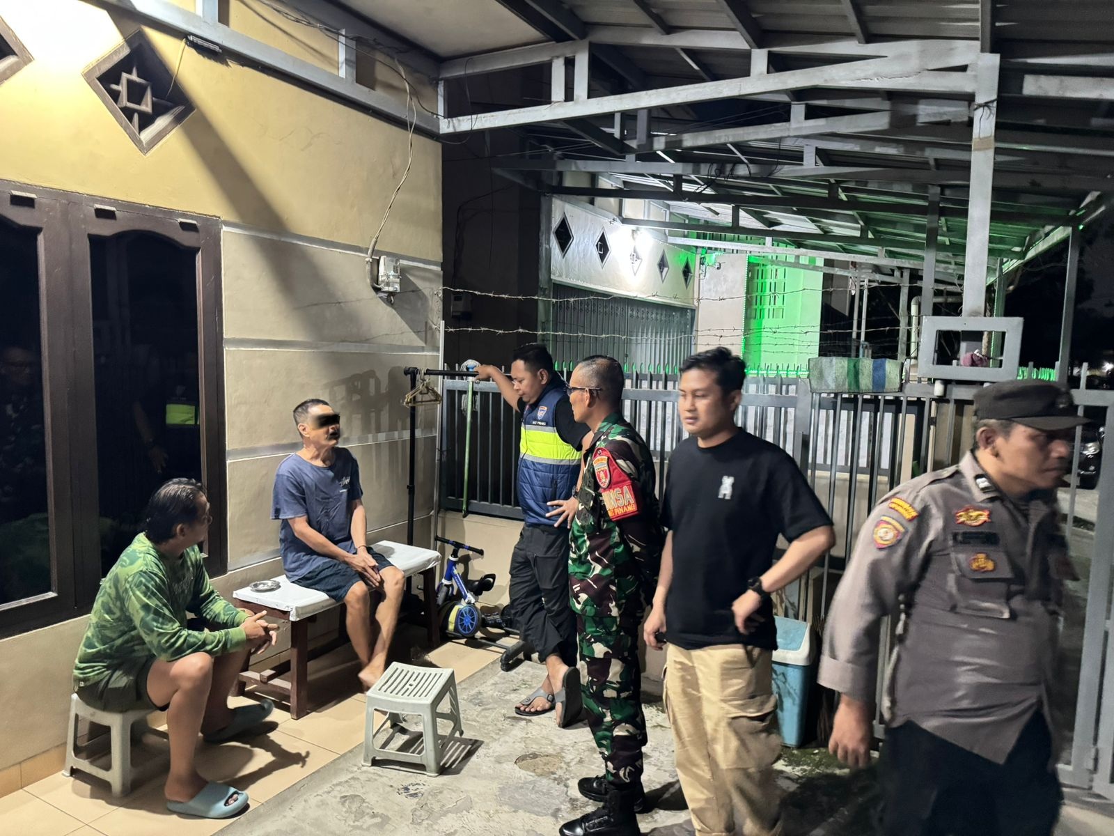 Tersangka (tengah baju biru).