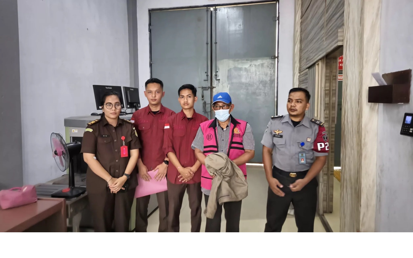 Tersangka RS (Pakai Rompi) saat di tahan dan dititipkan di Lapas Kelas IIB Pangkalan Bun pada Rabu 26 Februari 2025.