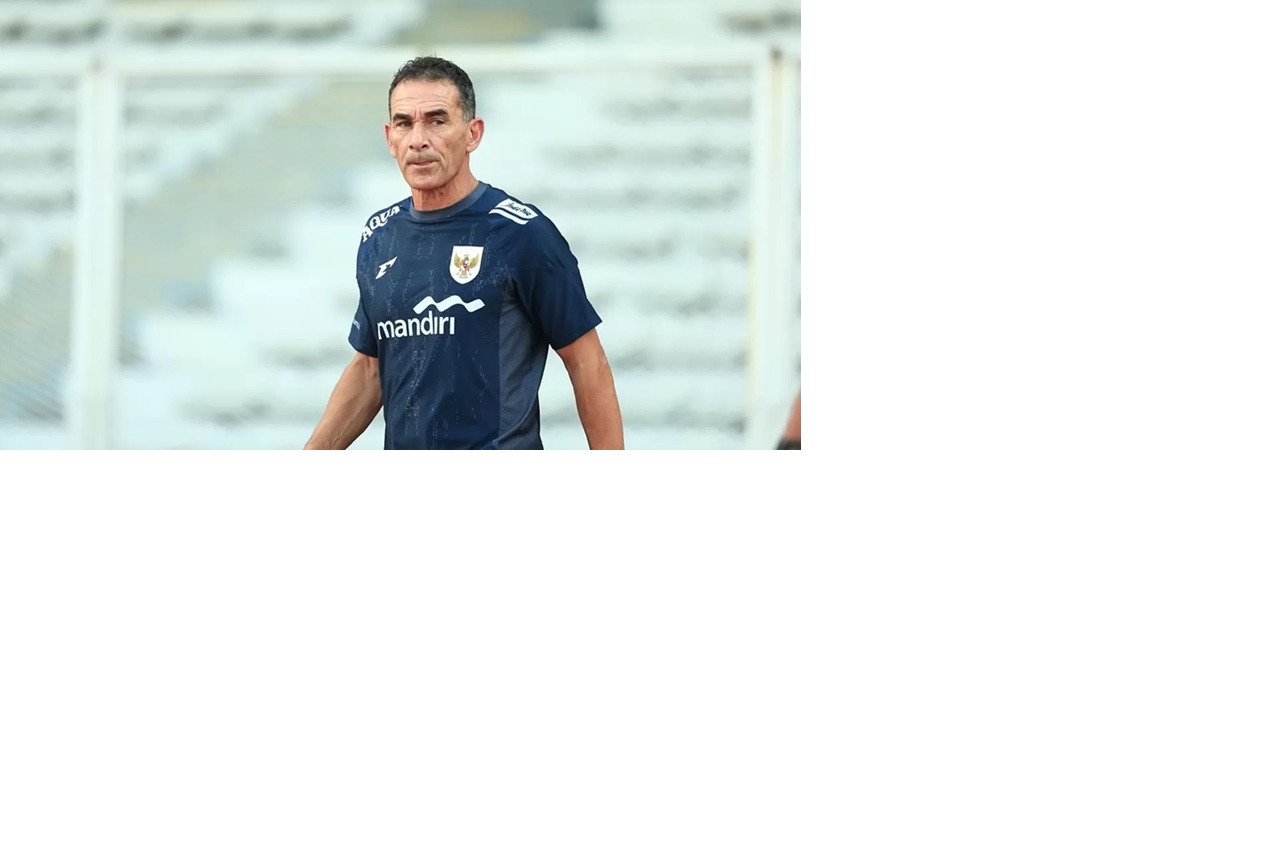 Pelatih Timnas Indonesia U23, Gerald Vanenburg sebut regulasi 11 pemain asing adalah lelucon. (Instagram.com/@geraldvanenburgofficial)