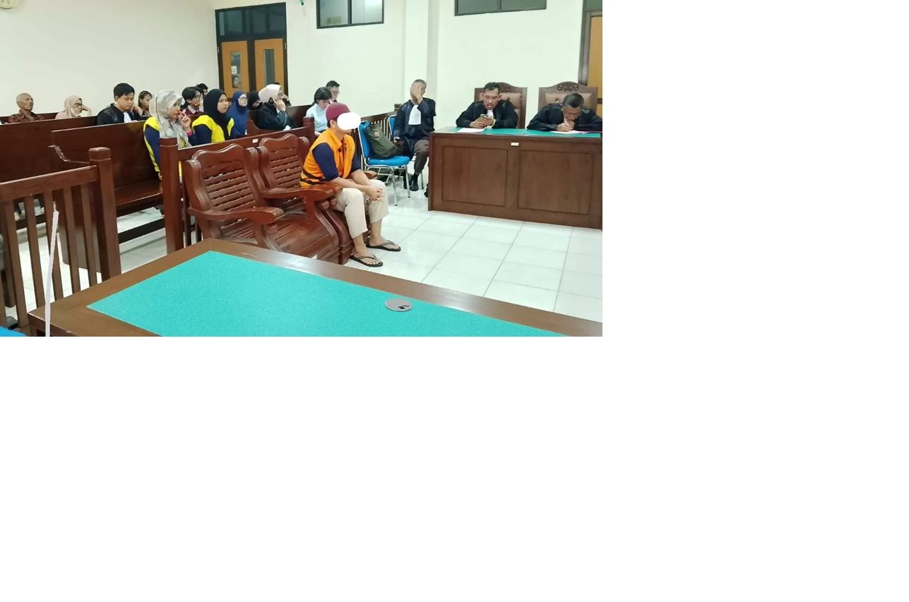 PUTUSAN: Terdakwa IDR saat mendengarkan putusan majelis hakim dalam ruang sidang PN Balikpapan. (foto: Moeso)