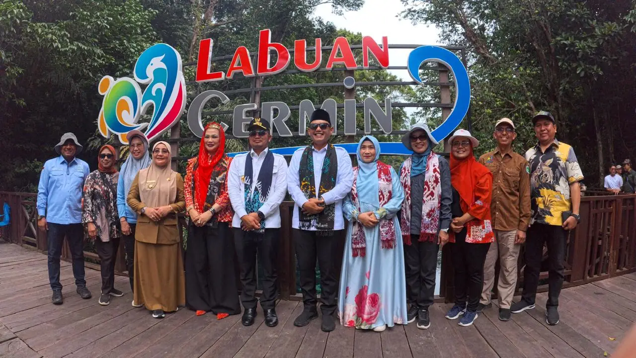 Gubernur dan Wagub di Labuan Cermin.