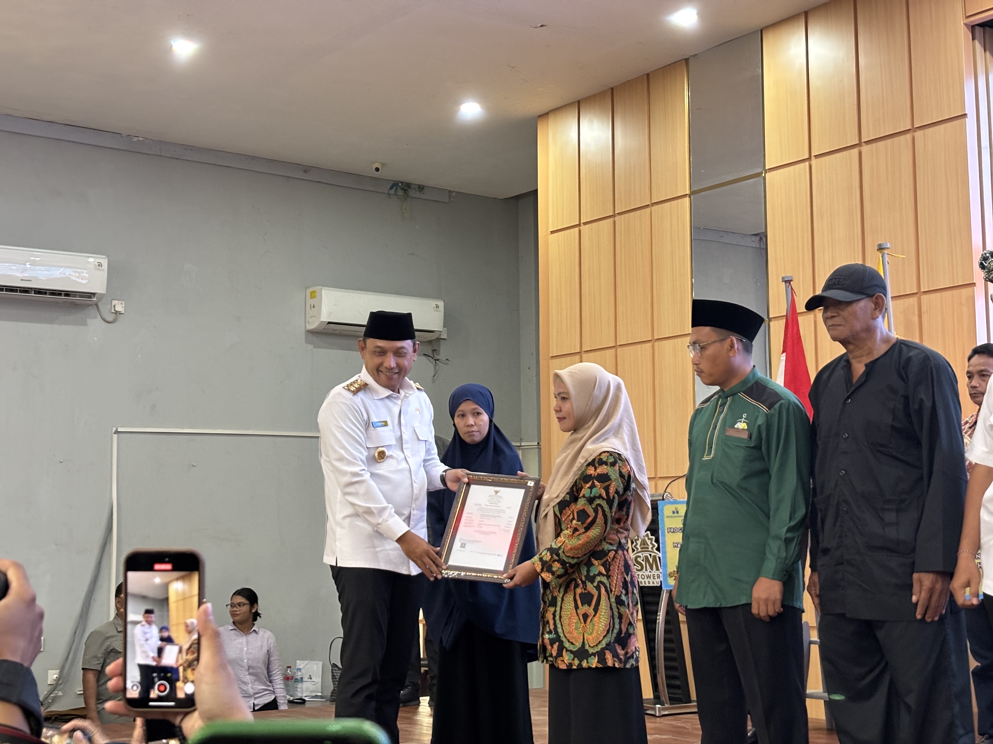 DISERAHKAN: Penyerahan bantuan dari Pemprov Kaltim kepada perwakilan penerima di Kabupaten Berau.