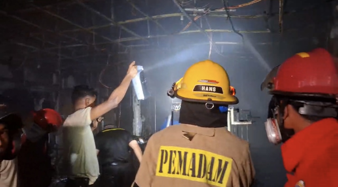 TANGANI: Tangkapan video dari proses pendinginan setelah kebakaran di BIG Mall, Kota Samarinda, Kamis, 17 Juli 2025, sekitar pukul 06.00 Wita.