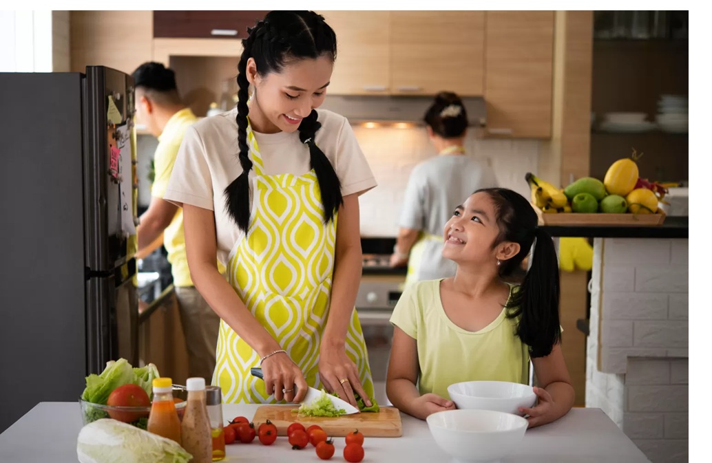 Ilustrasi ibu dan anak memasak.
