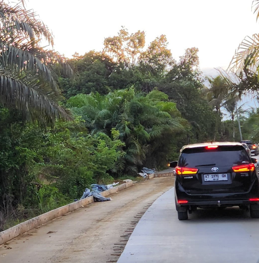 DIBANGUN BERTAHAP: Pemprov Kaltim melakukan peningkatan infrastruktur jalan provinsi di sejumlah titik di Kabupaten Berau.