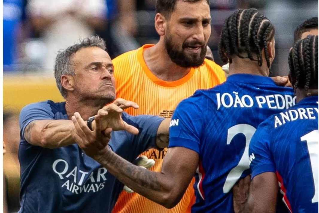 Pelatih PSG Luis Enrique tertangkap kamera mendorong pemain Chelsea usai laga final Piala Dunia Antarklub, Senin (14/7/2025).