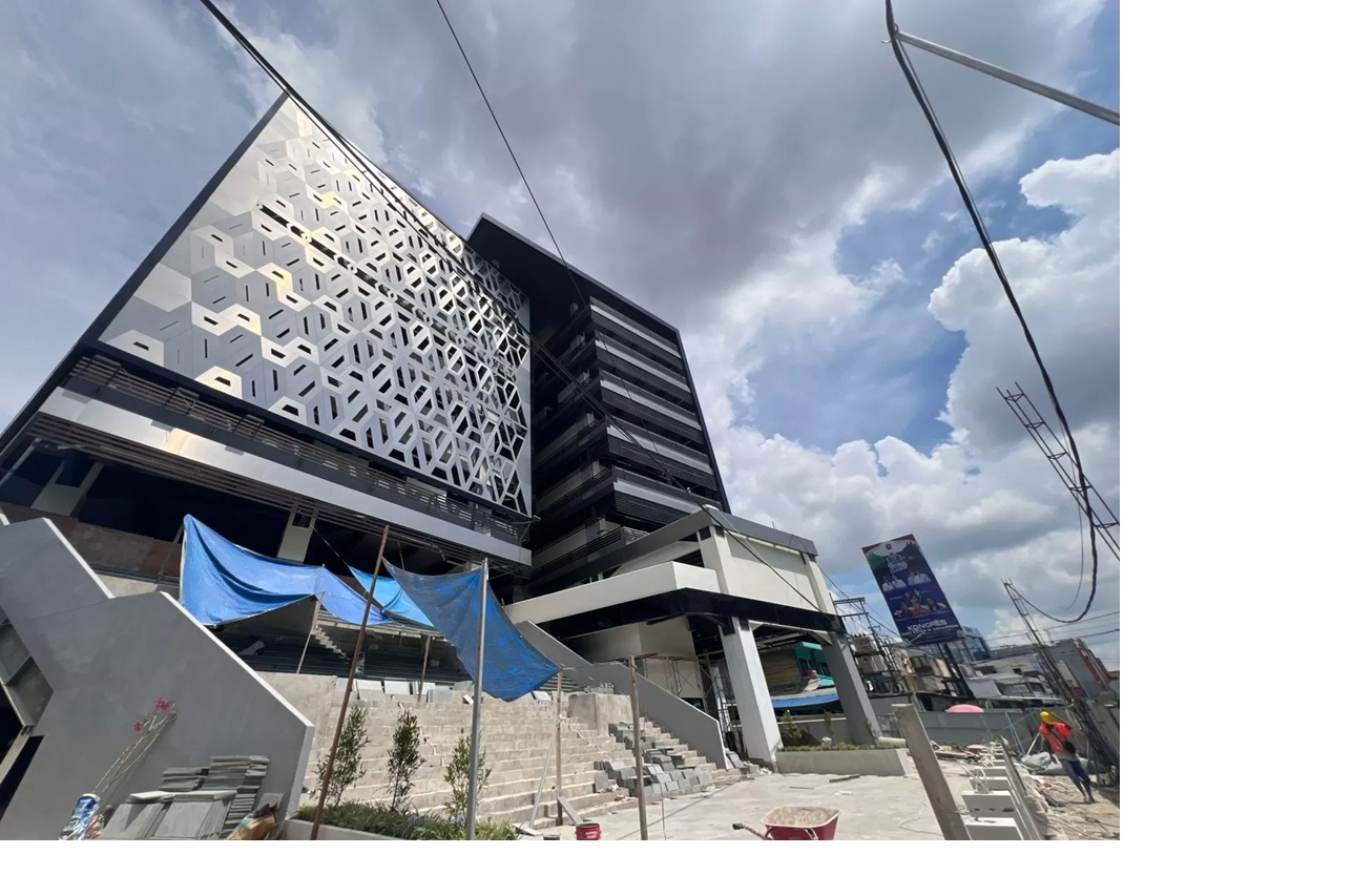 Tahap dua pembangunan Pasar Pagi masih akan berjalan hingga Oktober mendatang. (MELI/SAPOS)