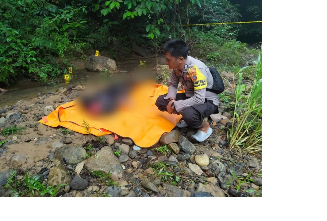 MENGENASKAN : Petugas Polsek Paramasan saat mengamankan lokasi penemuan mayat pria tanpa kepala di hutan Desa Paramasan Atas, Rabu (16/7/2025). (IST)