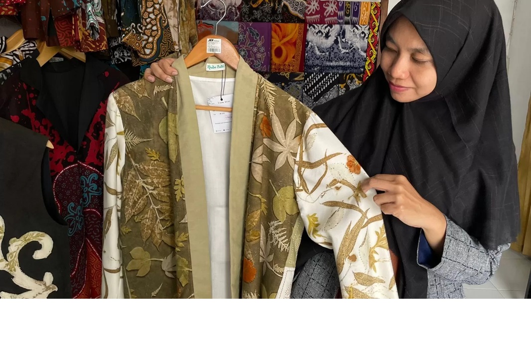 Pemilik Rumah Batik Berau, Roly Elvanali saat menunjukkan salah satu contoh hasil eco print milik Rumah Batik Berau kepada Berau Post, Rabu (16/7). (NADYA ZAHIRA/BERAU POST)