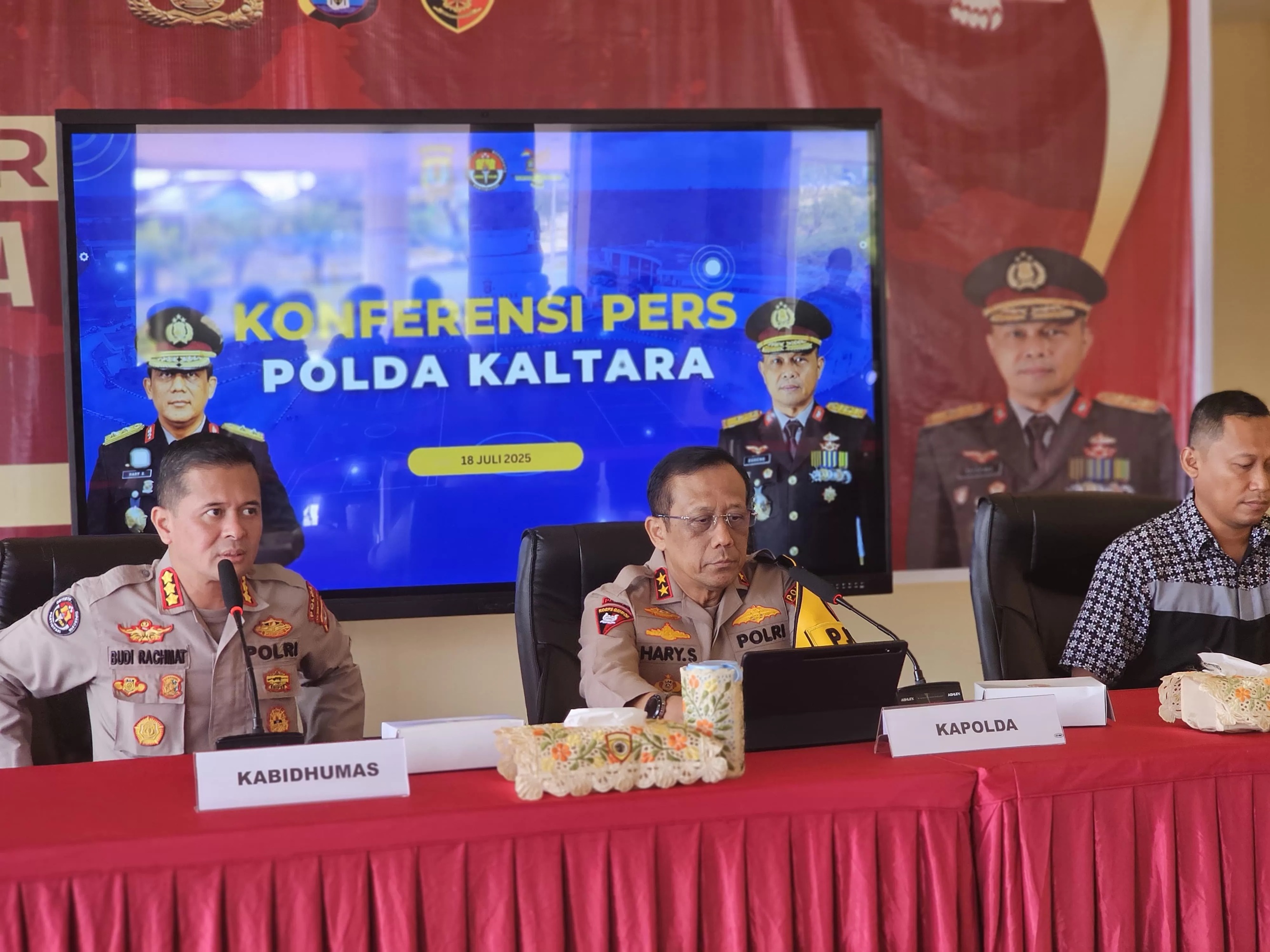 BERIKAN KETERANGAN : Kapolda Kaltara saat memberikan kerterangan dalam konferensi pers, Jumat (18/7).