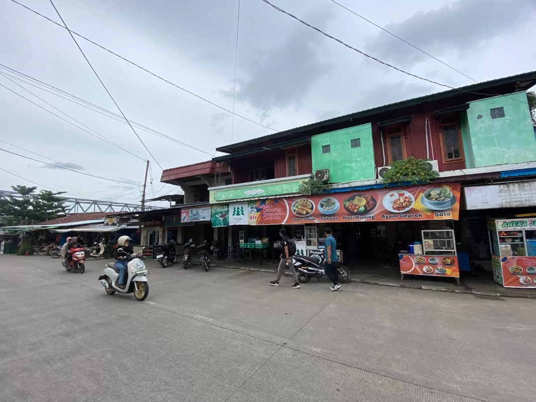 TERDUGA TERORIS: Sepasang suami istri yang diduga terlibat dalam jaringan teroris ditangkap Densus 88 Antiteror di Jalan Milono, Kamis (17/7). (SENO/BP)