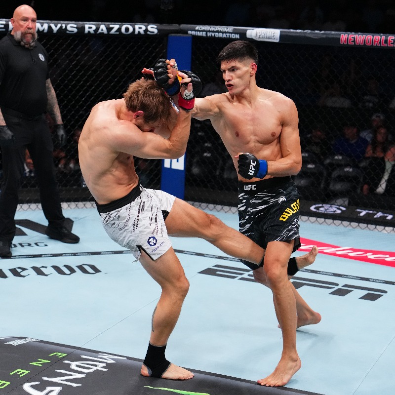 Islam Dulatov menang KO atas lawannya di ronde pertama.