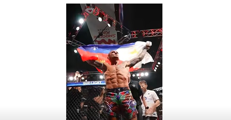 Dustin dielukan penonton, meskipun kalah dalam laga terakhirnya.