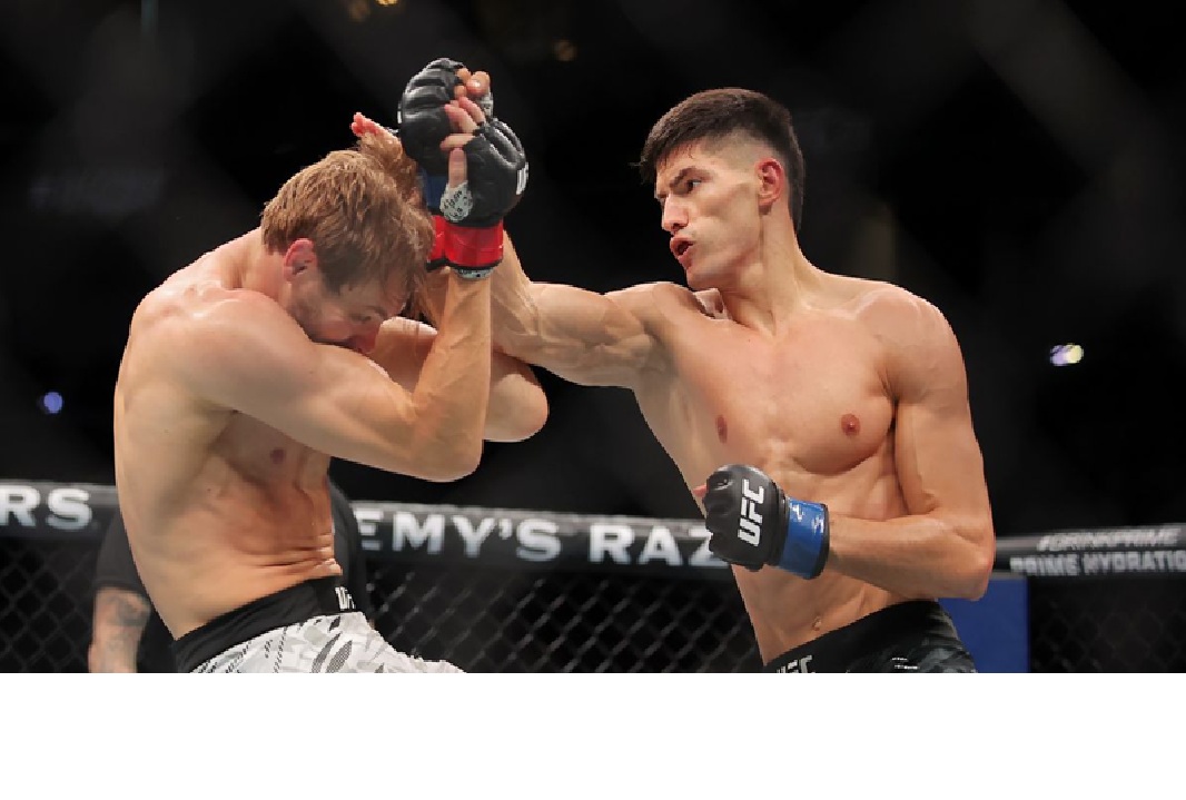 Islam Dulatov (kanan) melancarkan hook ke wajah Adam Fugitt.