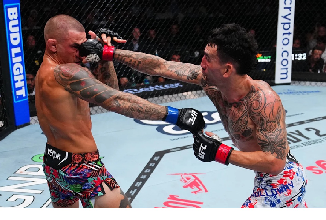 Straight Max Holloway telak mendarat  di wajah Dustin Poirier.