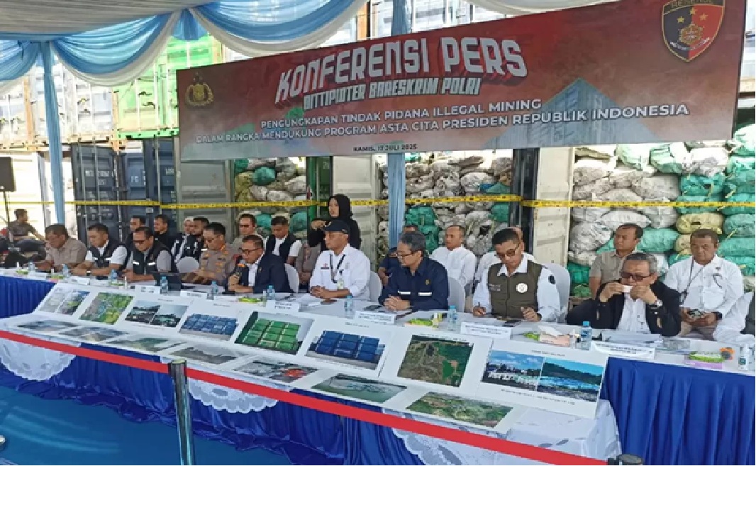 BARBUK: Bareskrim Polri menunjukkan barang bukti kontainer-kontainer berisi batu bara yang ditambang secara ilegal di IKN, saat rilis di Pelabuhan Tanjung Perak Surabaya, Jumat (18/7). (Foto: Christy)
