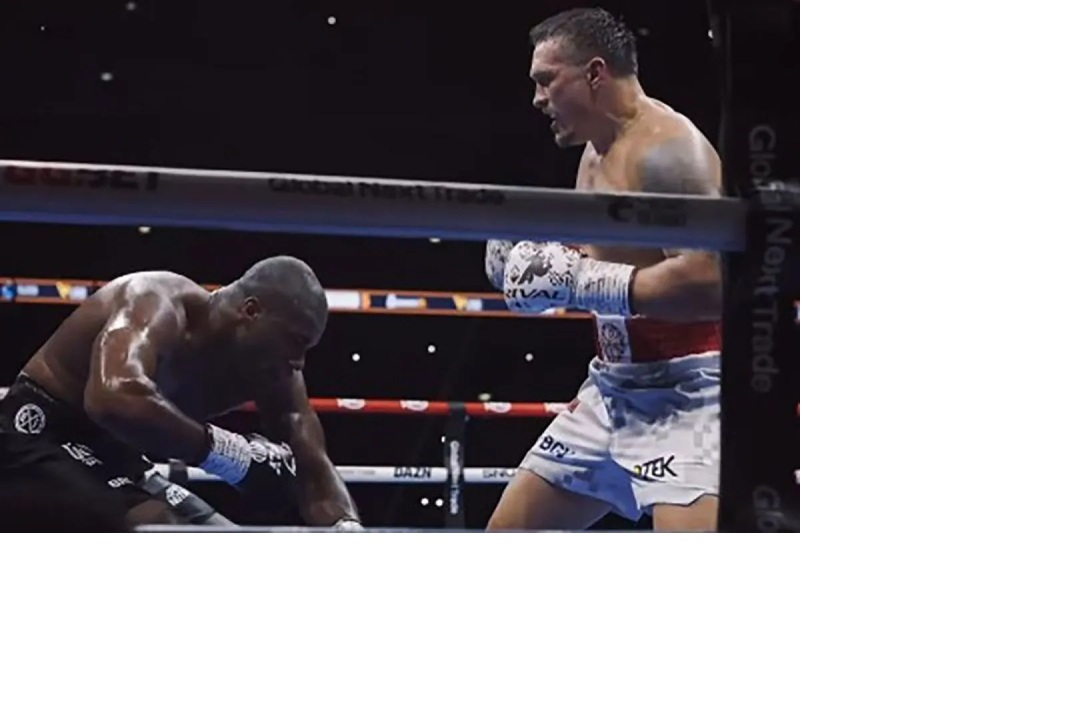 Petinju Oleksandr Usyk (kanan) mencetak knockout (KO) atas Daniel Dubois di Stadion Wembley, London, Inggris pada Minggu (20/72025). Instagram/@usykaa/pri.