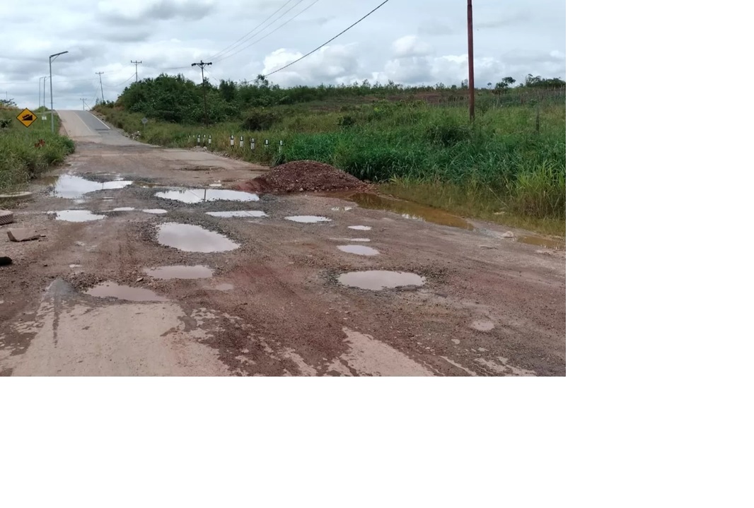 Kondisi jalan Badau-Empanang yang belum lama selesai dibangun ini sudah hancur. (ISTIMEWA)