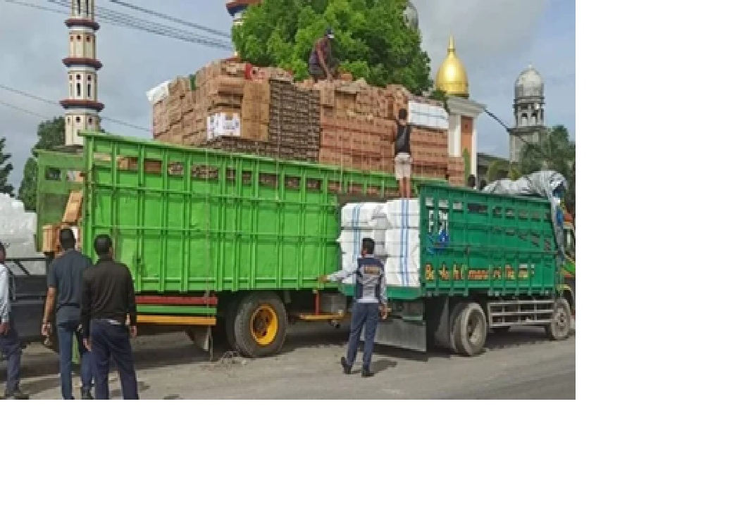LALU LINTAS: Anggota Dishub Kobar saat menegur sopir Odol yang bongkar muatan di bahu jalan Utama Pasir Panjang, Kecamatan Kumai, Kabupaten Kotawaringin Barat, belum lama ini. (Istimewa/Radar Sampit)