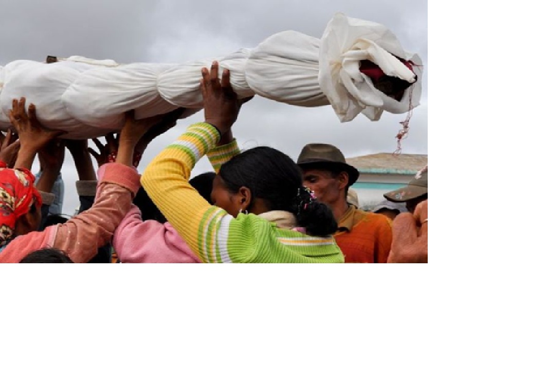 Famadihana di Madagaskar.