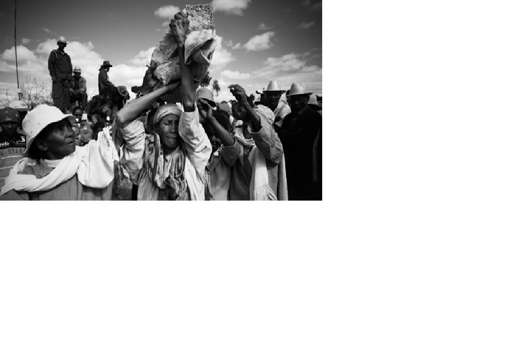 Famadihana, tradisi menari bersama mayat di Madagaskar.