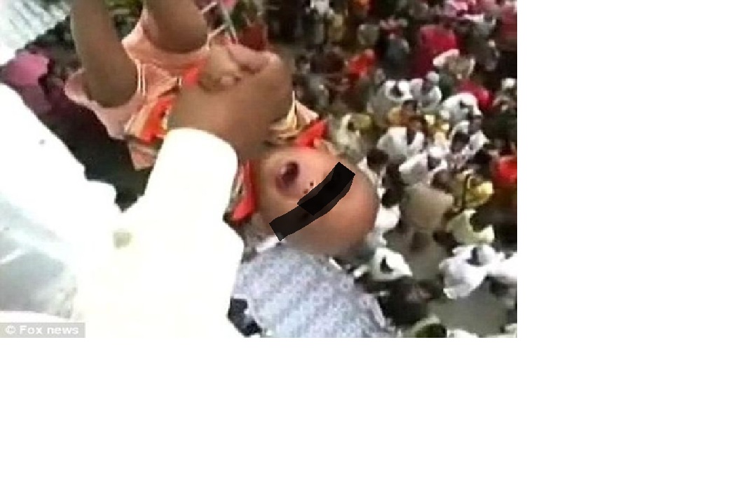 Okali, tradisi lempar bayi di India.