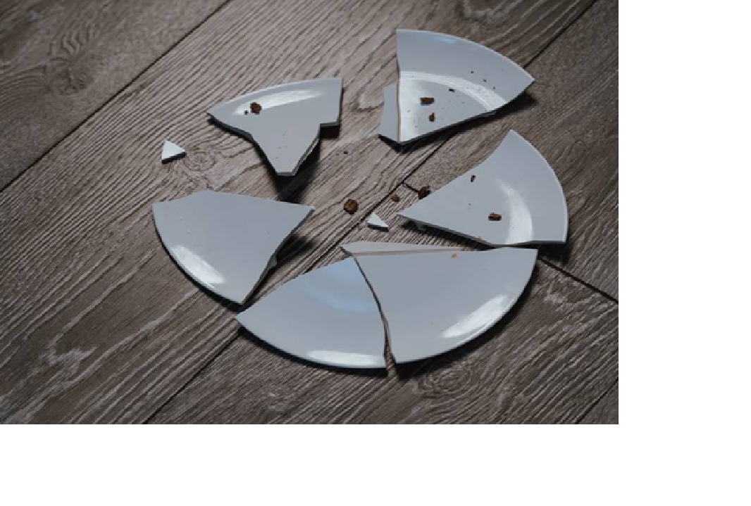 Ilustrasi piring pecah.