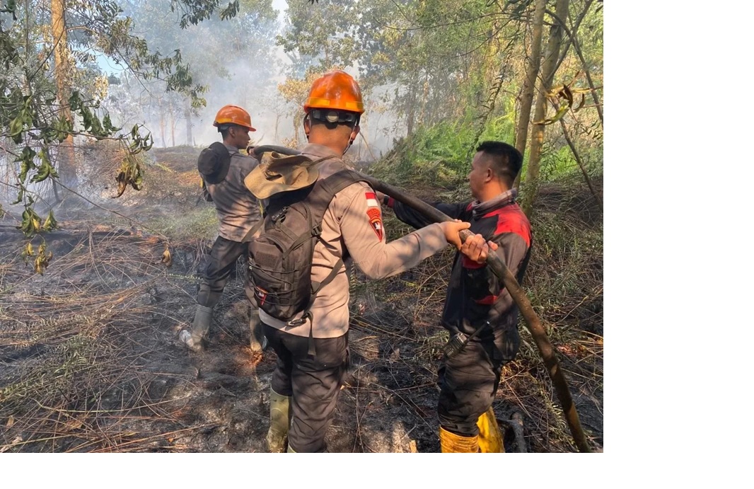 PADAMKAN KARHUTLA: Tim gabungan berjibaku memadamkan kebakaran hutan dan lahan yang melanda sejumlah titik di Kubu Raya.