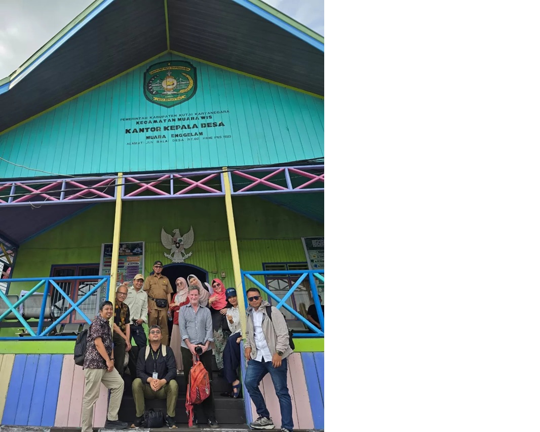 Tim peneliti saat berada di Desa Muara Enggelam untuk melakukan riset.