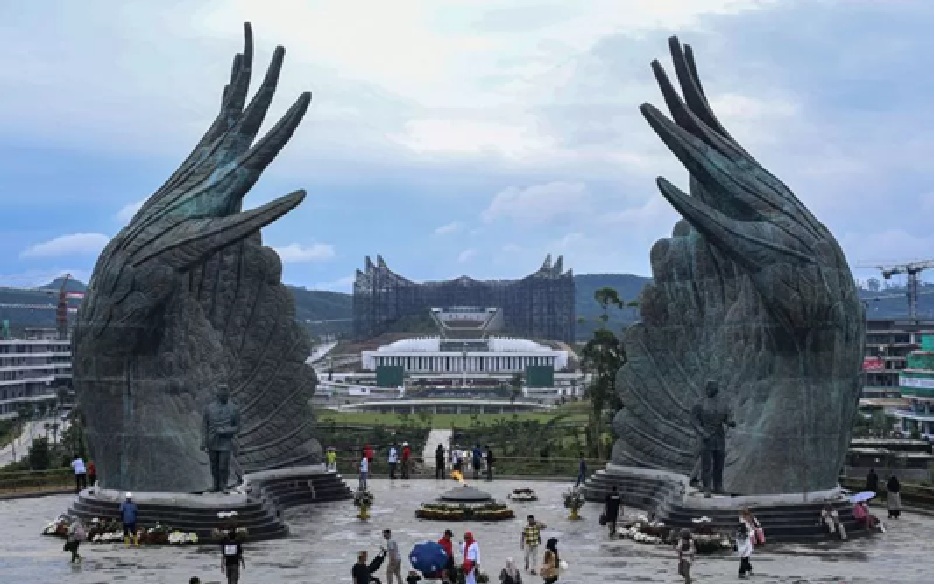 Warga berjalan dan berfoto di Taman Kusuma Bangsa, Ibu Kota Nusantara (IKN). (ANTARA FOTO/MUHAMMAD ADIMAJA/NZ)