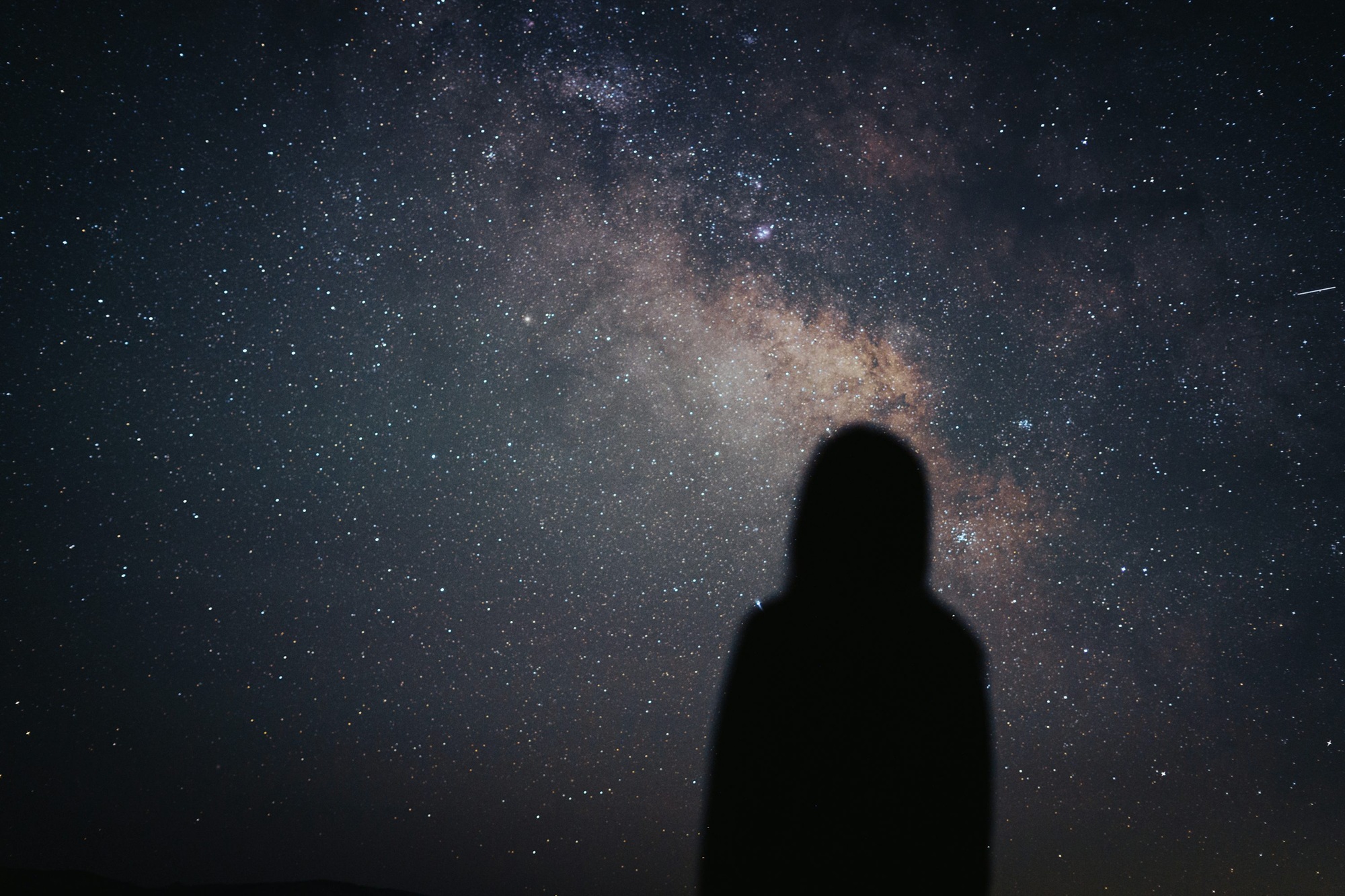 Ilustrasi wanita dan langit malam.