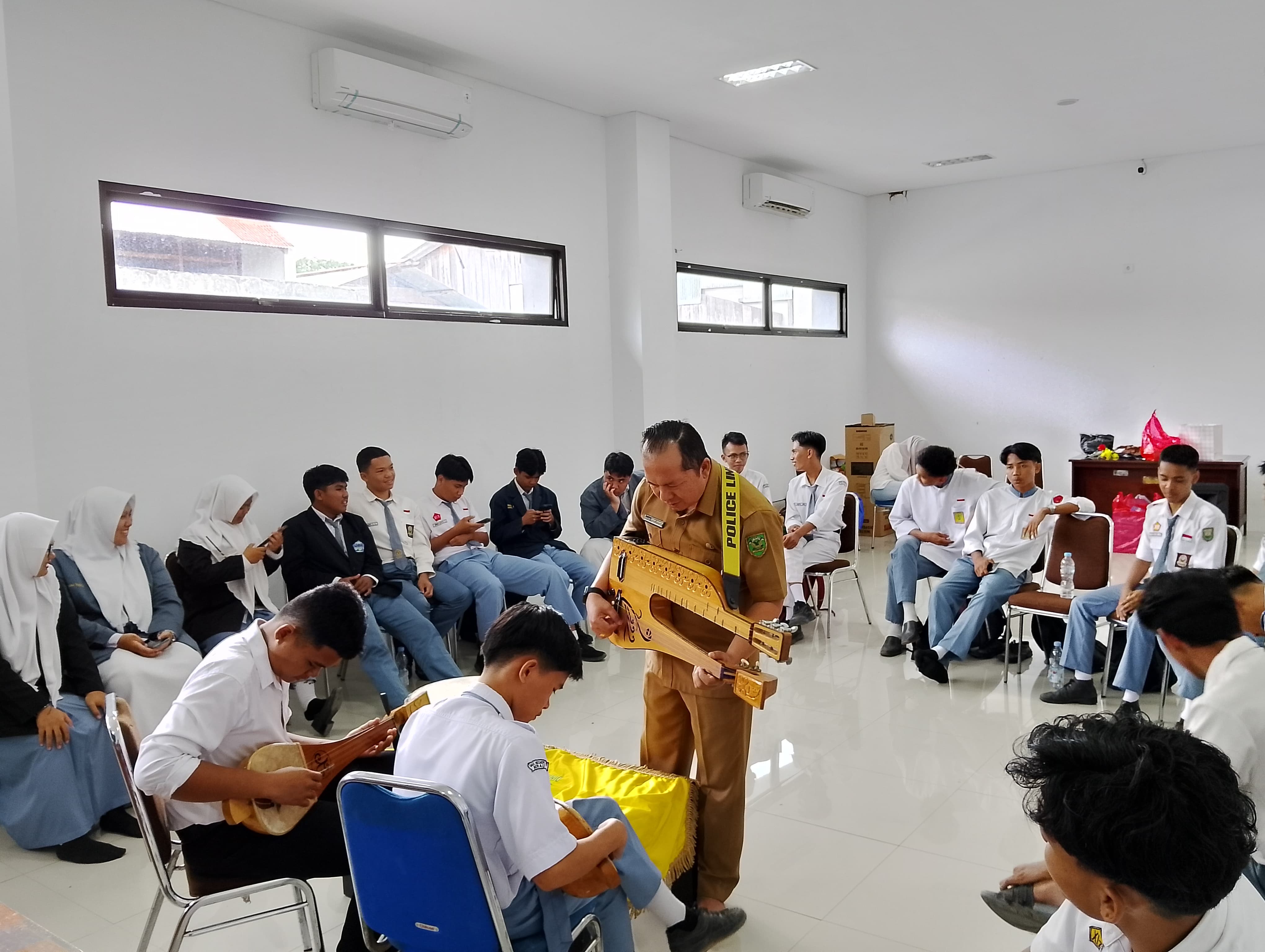 PELATIHAN: Para peserta saat mengikuti pelatihan musik gambus di Kantor Disbudpar Berau.