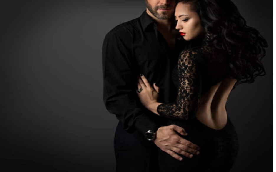 Ilustrasi wanita dan pria berbaju hitam.