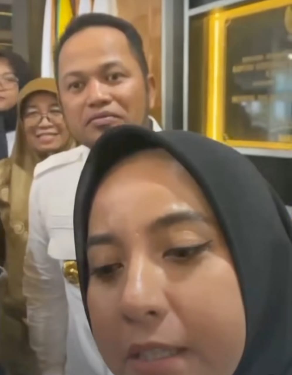 Wanita yang berkata "tandain" kepada jurnalis.
