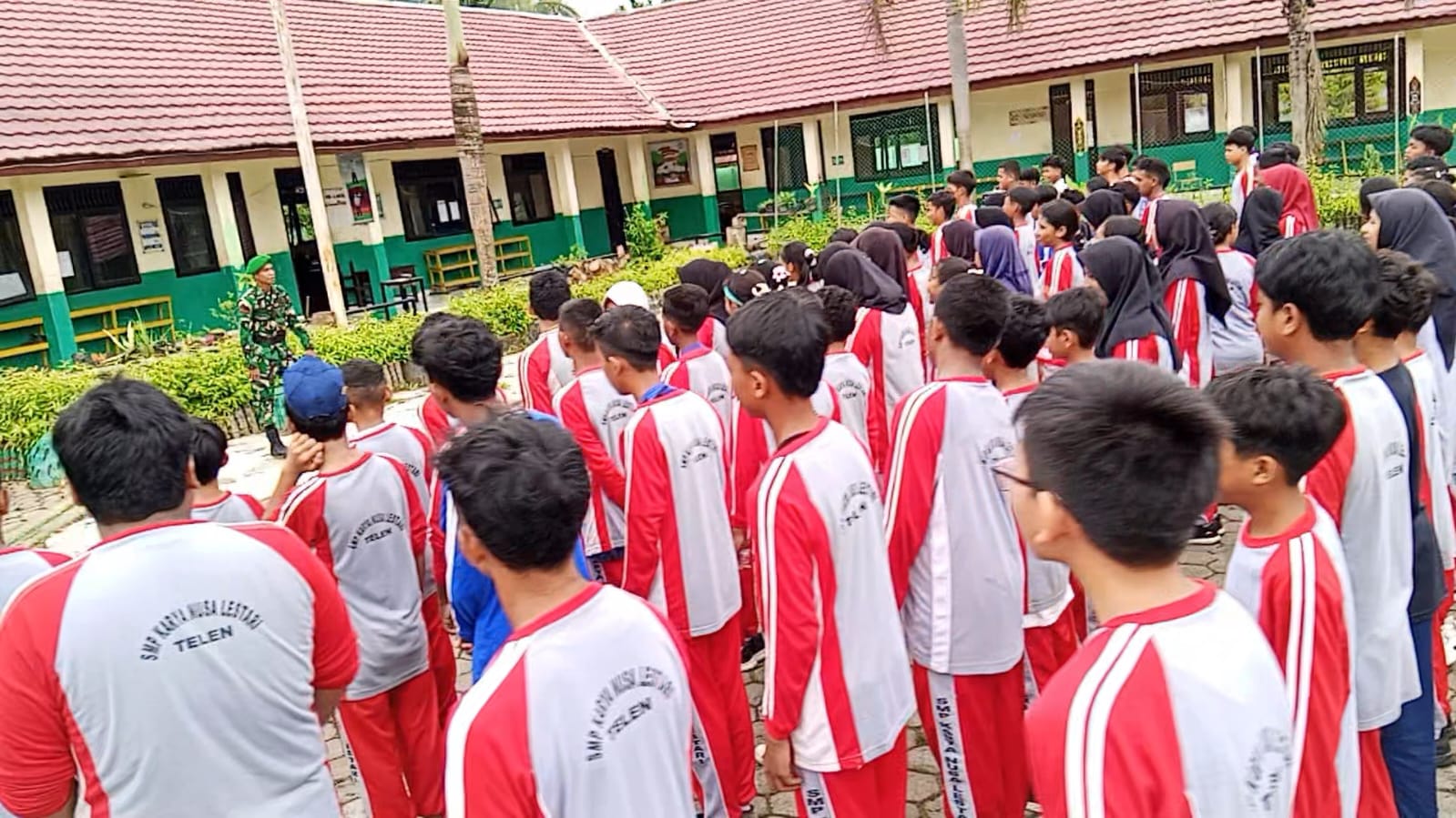 BERBAGI: Prada Yustinus Krisnando saat Sosialisasi dan Motivasi Masuk TNI di SMP Karya Nusa Lestari, Desa Marah Haloq, Kecamatan Telen, Kabupaten Kutim, Provinsi Kaltim.