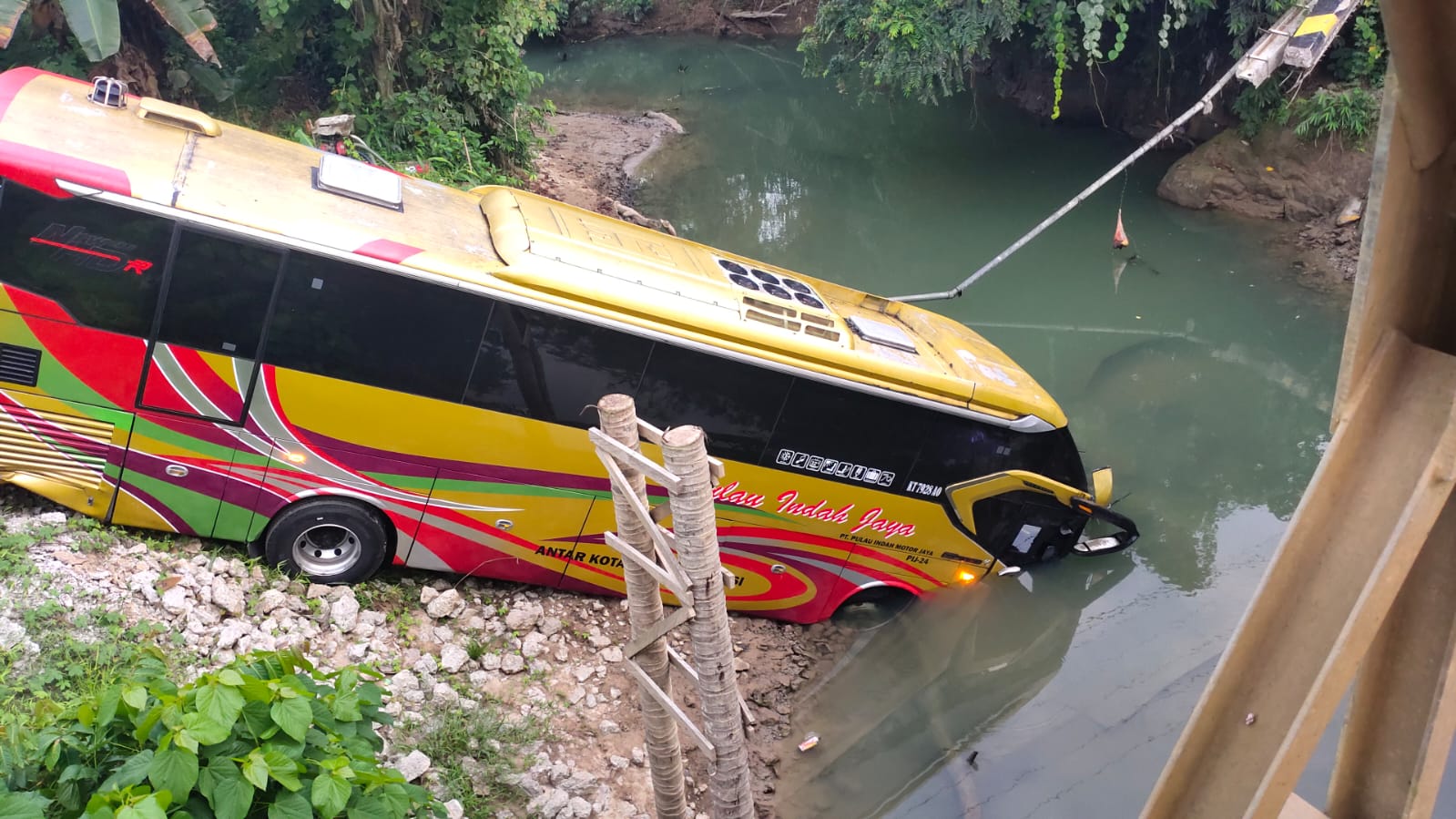 LAKALANTAS: Bus antar provinsi yang mengangkut sekitar 40 penumpang, terjatuh di Sungai Busui, Kecamatan Batu Sopang, Kabupaten Paser, Provinsi Kaltim, Kamis, 24 Juli 2025, dini hari.