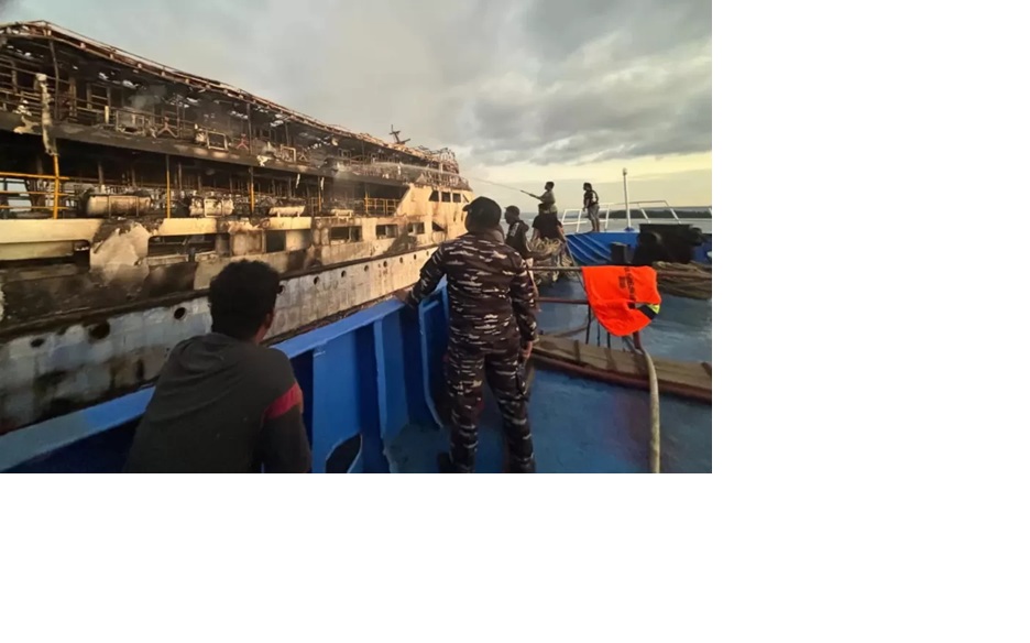 PEMADAMAN: Potret KM Barcelona V setelah terbakar hebat di Perairan Talise, Sulut pada Minggu (20/7). (TNI AL)