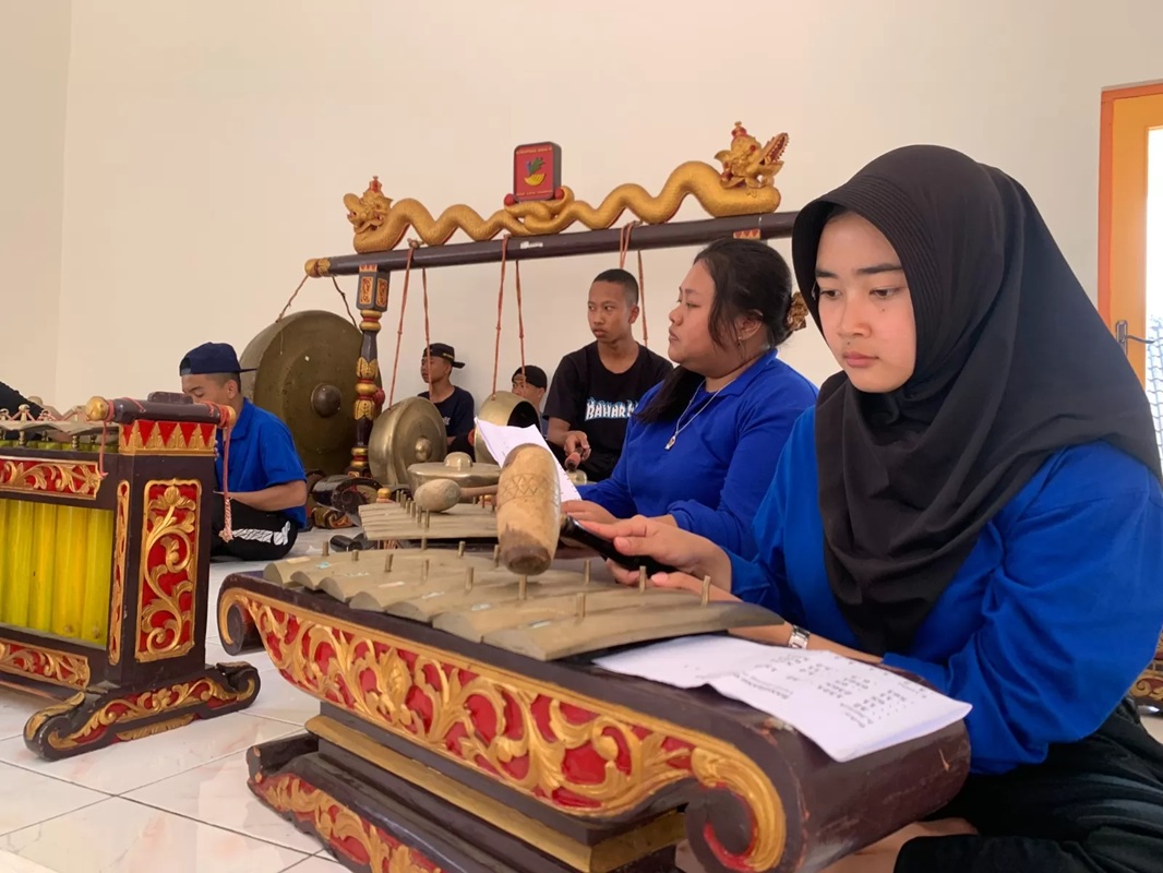 BUTUH ADAPTASI : Siswa-siswi SRMA 16 di Sentra Terpadu Kartini Temanggung saat mengikuti MPLS di dalam kelas bersama gurunya. (DEVI KHOFIFATUR RIZQI/ JAWA POS RADAR MAGELANG)