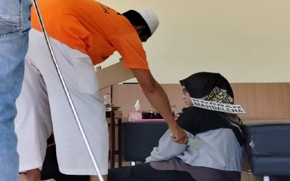 REKON: Samson memperagakan kasus pembunuhan yang menewaskan kekasihnya Magdalena. (Foto: Maulana/Radar Banjarmasin)