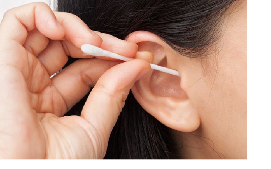 Ilustrasi membersihkan telinga.